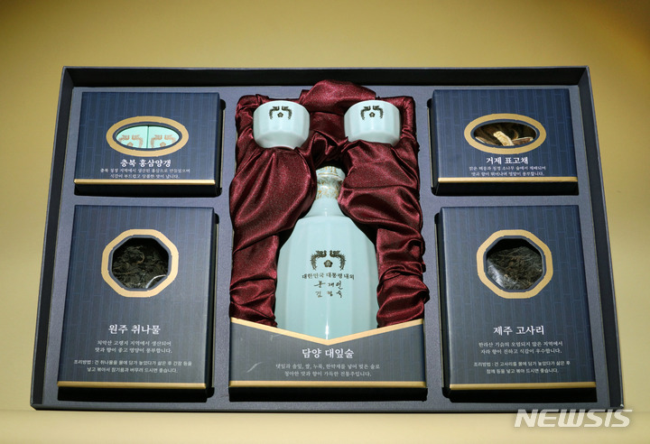 [서울=뉴시스]추상철 기자 = 청와대는 문재인 대통령 내외가 추석 명절을 맞아 코로나19 대응 등 각 분야에서 국가와 사회를 위해 헌신하는 분들과 사회적 배려계층 등 약 1만 5000여 명에게 선물을 보낼 예정이라고 23일 밝혔다. 추석 선물에는 전남 담양의 대잎술(또는 꿀), 충북의 홍삼양갱, 강원 원주의 건취나물, 경남 거제의 표고채, 제주의 건고사리 등 각 지역의 특산물 세트로 구성돼 있다.(사진=청와대 제공) 2020.9.23.&nbsp; photo@newsis.com