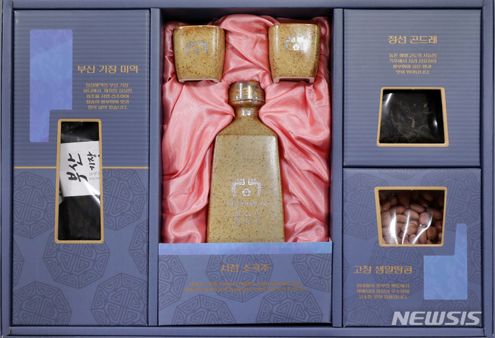 【서울=뉴시스】박진희 기자 = 문재인 대통령 내외는 추석 명절을 맞아 각 분야에서 국가를 위하여 헌신하는 분들과 국가유공자, 사회적 배려계층 등 약 1만4천여 명에게 추석 선물을 보낼 예정이다. 올해 추석 선물은 충남 서천의 소곡주(청소년, 종교인 등: 충북 제천 꿀), 부산 기장의 미역, 전북 고창의 땅콩, 강원도 정선의 곤드레나물 등 지역 특산물 4종 세트로 구성되었다. 선물은 헝가리 유람선 사고 현장 구조대원, 강원도 산불 진화 자원봉사자, 구제역 및 돼지열병 등 전염성질병 방제활동 참여자, 장애인 활동도우미, 등을 포함하여 국가발전을 위해 헌신하신 각계 원로, 국가유공자 가족, 의사상자, 독립유공자 후손 모범 청소년 등 에게도 전달될 예정이다.청와대 직원들도 우리 농산물의 판매촉진과 소비확대에 적극 동참하기 위해 추석 명절을 앞두고 8월28일(수)~29일(목) 이틀간 청와대 연풍문 2층에서 우리 농축수산물 직거래 장터를 열 계획이다. 2019.08.28. (사진=청와대 제공) photo@newsis.com