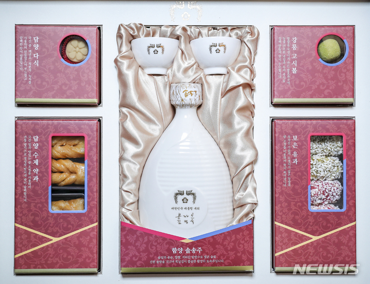 【서울=뉴시스】박진희 기자 = 22일 청와대가 공개한 문재인 대통령의 설 명절 선물세트. 문재인 대통령은 설 명절을 맞아 ‘그 어느 때보다 설렘이 큰 새해로 평화와 번영의 한반도, 함께 잘 사는 사회 새로운 100년의 시작으로 만들자' 는 인사말과 함께 각 분야에서 국가를 위해 헌신하는 분들과 국가유공자, 사회적 배려계층 등 1만 여명에게 선물을 보낸다.올해 설 선물은 우리나라의 전통식품 5종 세트로 구성했다. 경남 함양의 솔송주, 강원 강릉의 고시볼, 전남 담양의 약과와 다식, 충북 보은의 유과 등 오랫동안 각 지역에서 우수 전통식품으로 사랑받아온 식품으로 구성했다.선물은 국토수호 최일선에서 고생하는 군·경 부대(최동단, 서북단, 남단, 중부전선 등), 한국형발사체 누리호 개발에 참여한 연구원, 각종 재난 사고 시 구조 활동에 참여한 의인, 따뜻한 관심과 배려가 필요한 독거노인, 희귀난치성환자, 치매센터 종사자 등에 가장 많은 선물이 전달되며, 국가발전을 위해 헌신하신 각계 원로, 국가유공자 가족 등에게도 문재인 대통령의 선물을 전달할 예정이다.또한, 청와대는 우리 농산물의 판매촉진과 소비확대에 적극 동참하기 위해 23일(수)~24일(목) 이틀간 청와대 연풍문에서 농축수산물 직거래 장터를 연다. 2019.01.22. (사진=청와대 제공) photo@newsis.com