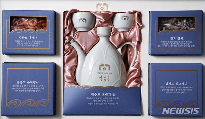 【서울=뉴시스】박진희 기자 = 청와대는 문재인 대통령의 추석 선물을 7일 공개했다. 올해 추석 선물은 제주도의 오메기술을 대표 품목으로 울릉도 부지갱이, 완도 멸치, 남해도 섬고사리, 강화도 홍새우 등 섬마을에서 친환경적으로 생산되는 농수임산물 5종으로 구성하여 지역 통합의미도 함께 부여 했다. 이정도 청와대 총무비서관은 "주요 선물 전달 대상은 사회적으로 따뜻한 관심과 배려가 필요한 독거노인, 한부모 가족 희귀난치성환자, 치매센터 종사자 등 사회적 배례 계층에 가장 많은 선물이 전달되며, 국가발전에 헌신하신 국가유공자 가족 등에게도 문재인 대통령 선물을 전달할 예정"이라고 밝혔다. 2018.09.07. (사진=청와대 제공)photo@newsis.com