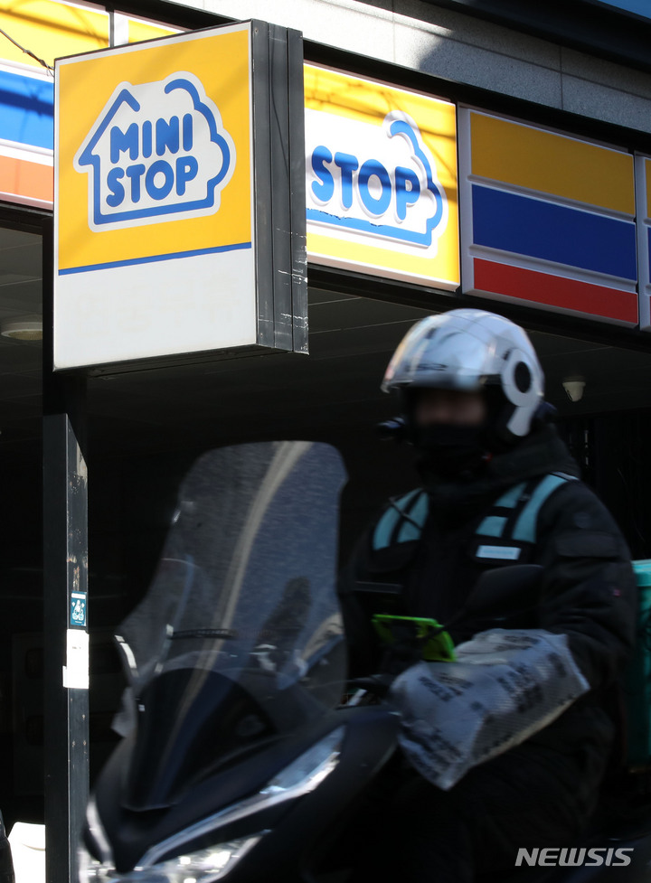 [서울=뉴시스] 고범준 기자 = 롯데그룹이 편의점업계 5위인 미니스톱을 인수할 것이라는 전망이 나오고 있다. 업계에 따르면 일본 이온그룹 매각주관사 삼일PwC는 미니스톱 지분 100% 매각을 위한 최종 우선협상대상자에 롯데그룹을 선정했다 밝혔다. 사진은 18일 서울의 한 미니스톱 편의점 앞 모습. 2022.01.18. bjko@newsis.com