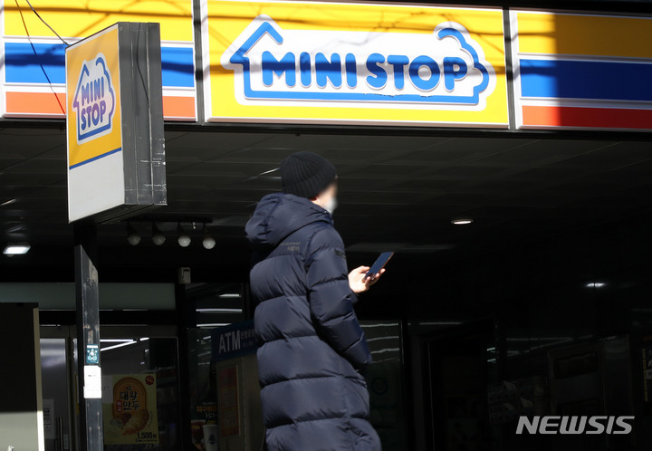 [서울=뉴시스] 고범준 기자 = 롯데그룹이 편의점업계 5위인 미니스톱을 인수할 것이라는 전망이 나오고 있다. 업계에 따르면 일본 이온그룹 매각주관사 삼일PwC는 미니스톱 지분 100% 매각을 위한 최종 우선협상대상자에 롯데그룹을 선정했다 밝혔다. 사진은 18일 서울의 한 미니스톱 편의점 앞 모습. 2022.01.18. bjko@newsis.com