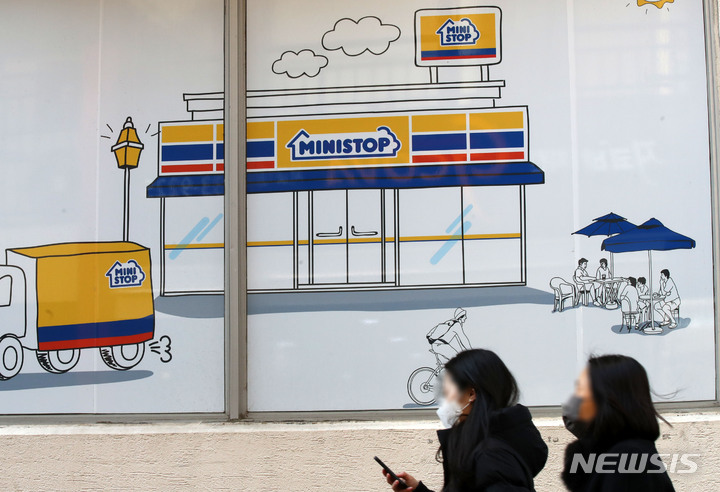 [서울=뉴시스] 고범준 기자 = 롯데그룹이 편의점업계 5위인 미니스톱을 인수할 것이라는 전망이 나오고 있다. 업계에 따르면 일본 이온그룹 매각주관사 삼일PwC는 미니스톱 지분 100% 매각을 위한 최종 우선협상대상자에 롯데그룹을 선정했다 밝혔다. 사진은 18일 서울의 한 미니스톱 편의점 앞 모습. 2022.01.18. bjko@newsis.com