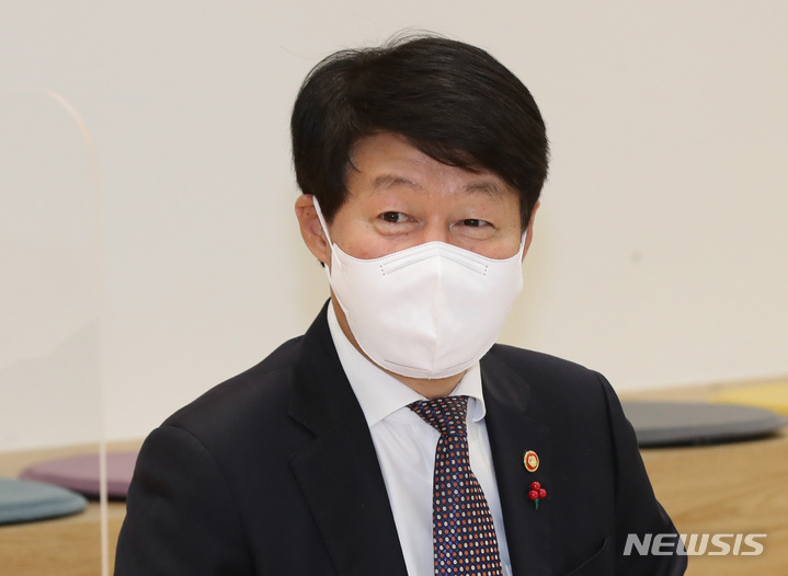 [서울=뉴시스] 조수정 기자 = 현대자동차 그룹의 '산업안전 상생재단' 이사장을 맡은 안경덕 전 고용노동부 장관. 2022.01.18. chocrystal@newsis.com