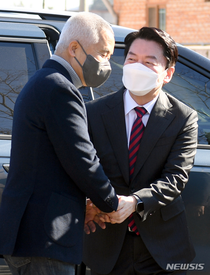 [함평=뉴시스] 류형근 기자 = 국민의당 안철수 대선후보가 18일 오후 전남 함평군 대동면 최진석 서강대 철학과 명예교수 자택에서 최 교수와 악수를 하고 있다. 2022.01.18. hgryu77@newsis.com