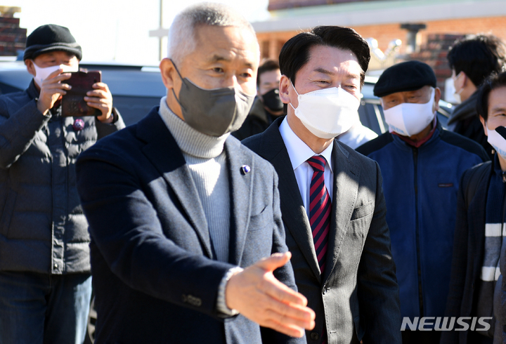 [함평=뉴시스] 류형근 기자 = 국민의당 안철수 대선후보가 18일 오후 전남 함평군 대동면 최진석 서강대 철학과 명예교수 자택에서 최 교수의 안내를 받으며 들어가고 있다. 2022.01.18. hgryu77@newsis.com