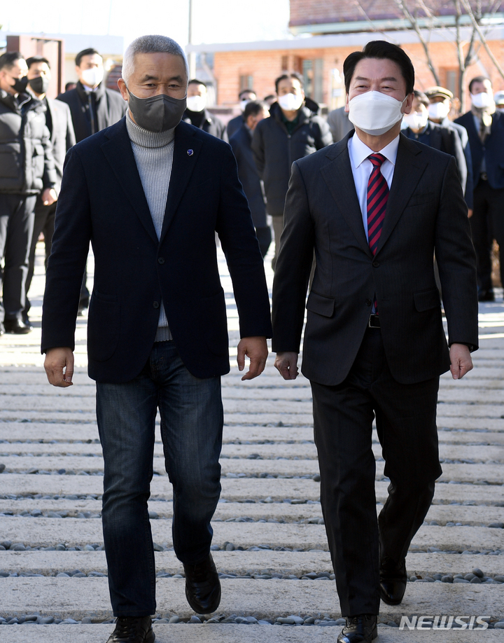 [함평=뉴시스] 류형근 기자 = 국민의당 안철수 대선후보가 18일 오후 전남 함평군 대동면 최진석 서강대 철학과 명예교수 자택에서 최 교수와 이야기를 하고 있다. 2022.01.18. hgryu77@newsis.com