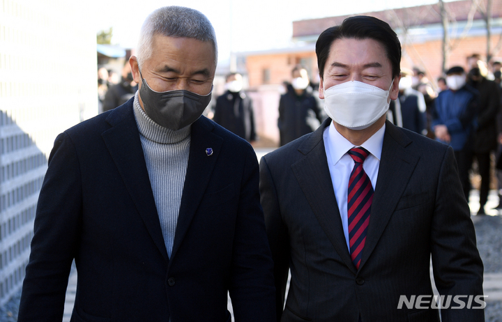 [함평=뉴시스] 류형근 기자 = 국민의당 안철수 대선후보가 18일 오후 전남 함평군 대동면 최진석 서강대 철학과 명예교수 자택에서 최 교수와 이야기를 하고 있다. 2022.01.18. hgryu77@newsis.com