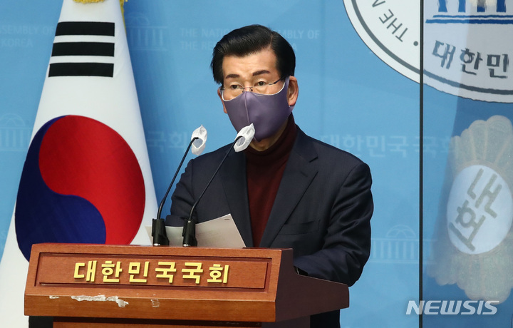 [서울=뉴시스] 김선웅 기자 = '굿바이 이재명' 저자 장영하 변호사가 18일 서울 여의도 국회 소통관에서 이재명 더불어민주당 대선 후보의 욕설 파일 관련 기자회견을 하고 있다. (공동취재사진) 2022.01.18. photo@newsis.com