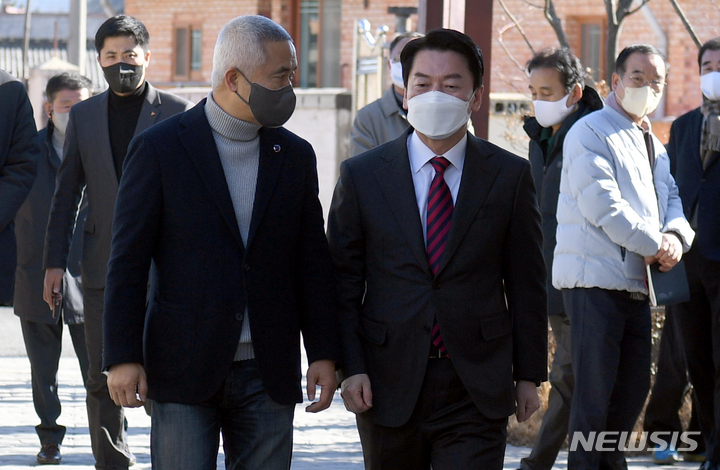 [함평=뉴시스] 류형근 기자 = 국민의당 안철수 대선후보가 18일 오후 전남 함평군 대동면 최진석 서강대 철학과 명예교수 자택을 찾아 최 교수와 이야기 하며 내부로 들어가고 있다. 2022.01.18. hgryu77@newsis.com