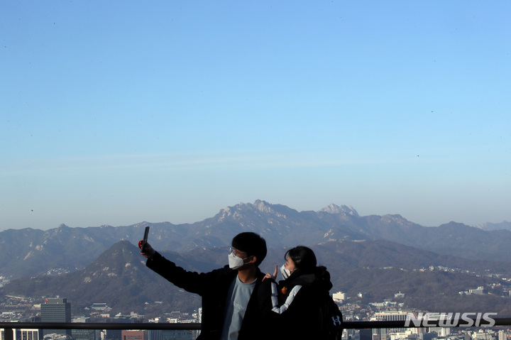 [서울=뉴시스] 서울 중구 남산에서 한 커플이 파란 하늘을 배경으로 사진을 찍고 있는 모습. (사진=뉴시스DB) photo@newsis.com 