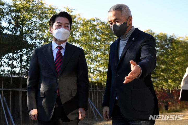 [함평=뉴시스] 류형근 기자 = 국민의당 안철수 대선후보가 18일 오후 전남 함평군 대동면 최진석 서강대 철학과 명예교수 자택을 찾아 최 교수를 만난 뒤 돌아가고 있다. 2022.01.18. hgryu77@newsis.com