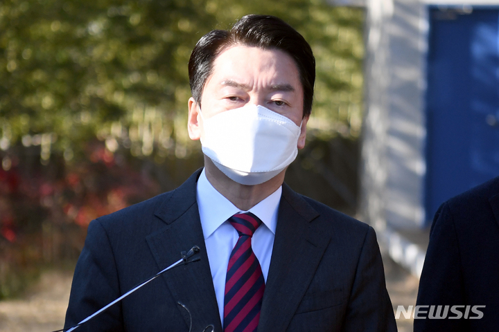 [함평=뉴시스] 류형근 기자 = 안철수 국민의당 대선후보가 18일 오후 전남 함평군 대동면 최진석 서강대 철학과 명예교수 자택에서 입장을 밝히고 있다. 2022.01.18. hgryu77@newsis.com