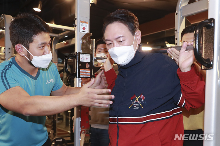 [서울=뉴시스] 전신 기자 = 윤석열 국민의힘 대선 후보가 18일 서울 강남구 한 실내 피트니스 센터를 방문해 실내체육시설 종사자들과 간담회를 마친 후 스쿼트를 하고 있다. 2022.01.18. photo@newsis.com