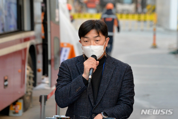 [광주=뉴시스] 변재훈 기자= 민성우 HDC현대산업개발 안전경영실장이 18일 오후 광주 서구 화정동 현대아이파크 아파트 붕괴 사고 현장에서 타워 크레인 해체 공정 관련 브리핑을 하고 있다. 2022.01.18. wisdom21@newsis.com