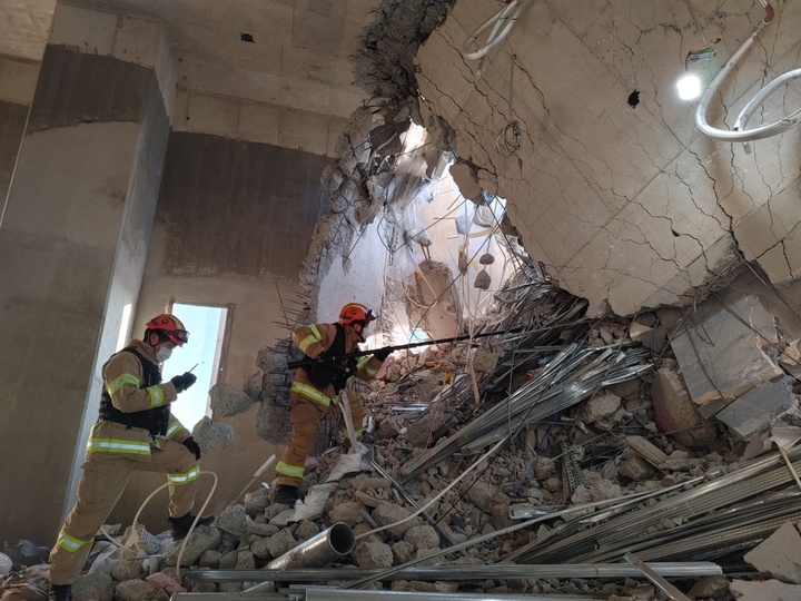 [광주=뉴시스] 변재훈 기자= 18일 오후 광주 서구 화정동 현대산업개발 신축 아파트 붕괴 사고 현장에서 무너져 내린 201동 건물 22층 피난 안전구역에서 실종자 수색이 진행되고 있다. (사진=소방청 제공) 2022.01.18. photo@newsis.com *재판매 및 DB 금지