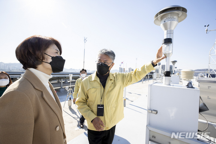 [서울=뉴시스] 한정애 환경부 장관이 지난달 18일 오후 서울 은평구 소재 국립환경과학원 수도권 대기환경연구소를 방문해 초미세먼지 주요성분 측정장비와 유해대기오염물질 측정장비 운영현황을 살펴보고 있다. photo@newsis.com