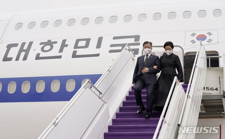 [리야드=뉴시스] 김진아 기자 = 아랍에미리트(UAE), 사우디아라비아, 이집트 등 중동 3개국 순방 중인 문재인 대통령과 부인 김정숙 여사가 18일(현지시간) 사우디아라비아 킹칼리드 국제공항 왕실터미널에 도착해 공군 1호기에서 내리고 있다. 2022.01.18. bluesoda@newsis.com