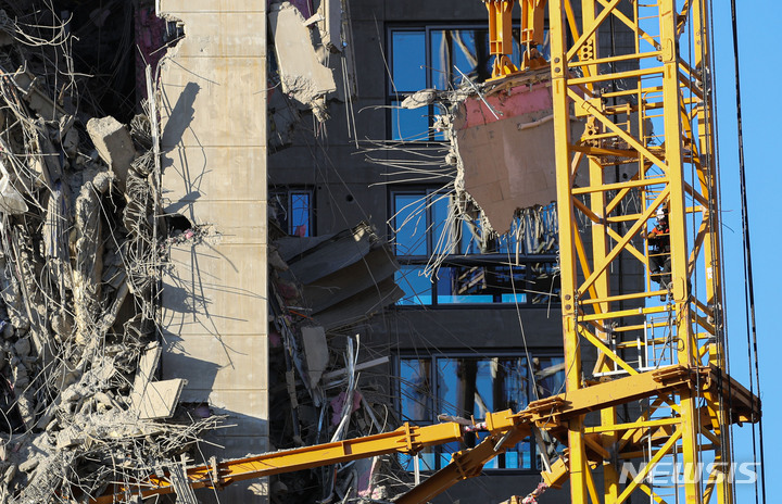 [광주=뉴시스] 권창회 기자 = 광주 서구 화정동 HDC현대산업개발 아이파크 아파트 신축공사현장 붕괴 사고 8일째인 18일 오후 관계자들이 붕괴 구역 파손 크레인에서 와이어 작업을 마치고 계단을 통해 내려오고 있다. 2022.01.18. kch0523@newsis.com