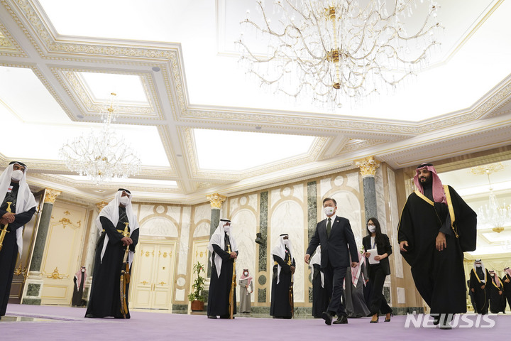 [리야드=뉴시스] 김진아 기자 = 문재인 대통령이 18일(현지시각) 사우디아라비아 리야드 야마마궁에서 무함마드 빈 살만 왕세자와 공식회담을 마친 후 오찬장으로 이동하고 있다. 2022.01.18. bluesoda@newsis.com