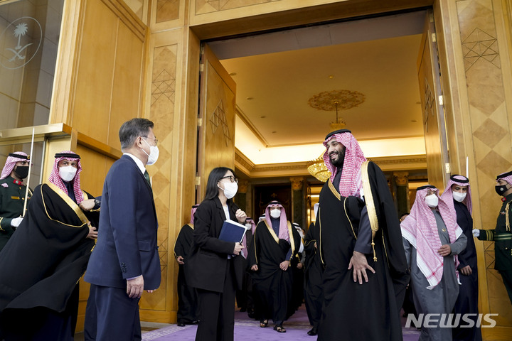 [리야드=뉴시스] 김진아 기자 = 문재인 대통령이 18일(현지시각) 사우디아라비아 리야드 야마마궁에서 무함마드 빈 살만 왕세자와 공식 오찬을 마친 후 대화하고 있다. 2022.01.18. bluesoda@newsis.com
