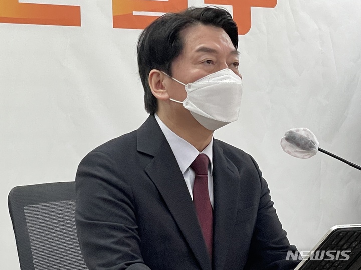 [대전=뉴시스] 김도현 기자 = 국민의당 안철수 대선 후보가 19일 대전 중구 선화동 대전시당에서 기자간담회를 하고 있다. 2022.01.19. kdh1917@newsis.com