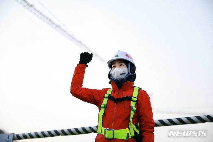 [서울=뉴시스]19일 새벽 경기 광주시 포스코더샵 아파트 건설현장을 방문한 진보당 김재연 대선후보. 2022.01.19. (사진=진보당 제공) photo@newsis.com