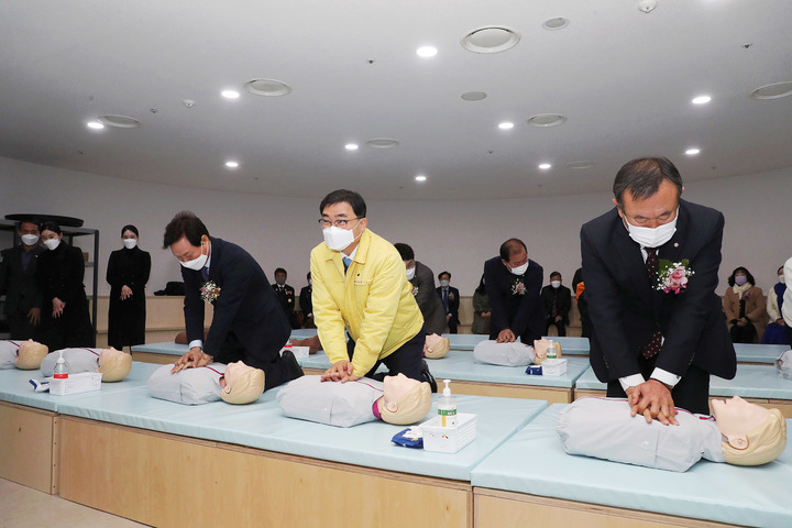 [창원=뉴시스] 강경국 기자 = 허성무 경남 창원시장(가운데)이 19일 창원과학체험관 대강당에서 열린 창원시민 안전체험관 개관식에 참석해 응급 처치 교육을 체험하고 있다. (사진=창원시청 제공). 2022.01.19. photo@newsis.com *재판매 및 DB 금지