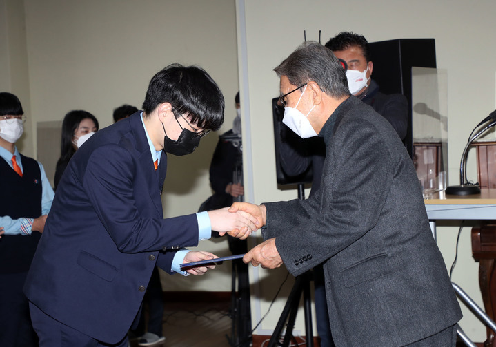 [밀양=뉴시스] 안지율 기자 = 강병중 KNN문화재단 이사장이 19일 경남 밀양시종합사회복지관 가곡분관을 방문해 지역의 한 고등학생에게 장학금을 전달하고 있다.(사진=밀양시 제공) 2022.01.19. photo@newsis.com *재판매 및 DB 금지