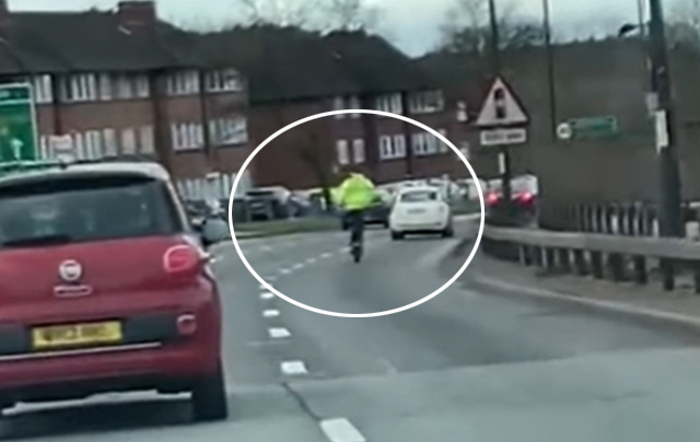 시속 80km 질주 킥보드 vs ‘뒤따르며 촬영’ 누가 더 잘못? (영상)