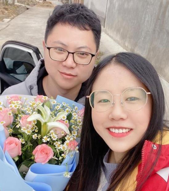 [서울=뉴시스] 최근 중국에서 코로나 봉쇄령으로 소개팅이 약 한 달간의 동거로 이어지며, 함께 지내다 약혼을 약속하게 된 자오 샤오칭(오른쪽)과 자오 페이(왼쪽)의 모습이다. (출처 : 웨이보 갈무리) 2022.01.19. *재판매 및 DB 금지