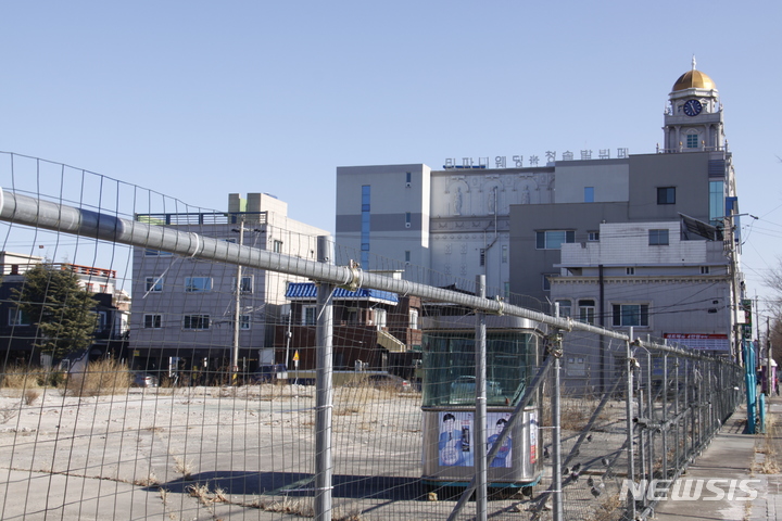 [포항=뉴시스] 이바름 기자 = 경북 포항에서 신규 예식장 건립을 두고 찬반 논란이 일고 있다. 신규 예식장이 건립될 포항시 남구 대도동 174-4번지 일원. 뒤로 티파니웨딩이 보인다. 2022.01.19. right@newsis.com