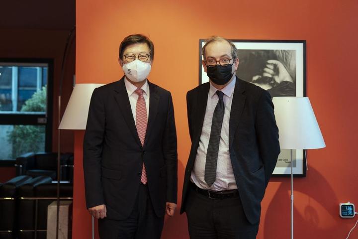 [부산=뉴시스] 박형준 시장과 로랑 르 본 퐁피두센터 관장 포즈를 취하고 있다.(사진=부산시 제공) *재판매 및 DB 금지