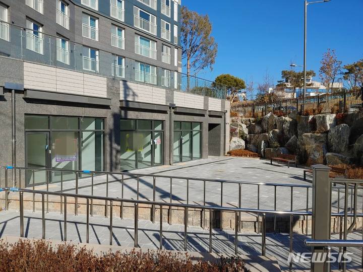 [대구=뉴시스] 이지연 기자 = 모 건설업체가 아파트 상가를 입찰 분양하면서 지하층을 지상 1층으로 분양해 입주예정자들로부터 사기분양이라는 비난을 받는 등 논란이 일고 있다. 2022.01.19. ljy@newsis.com