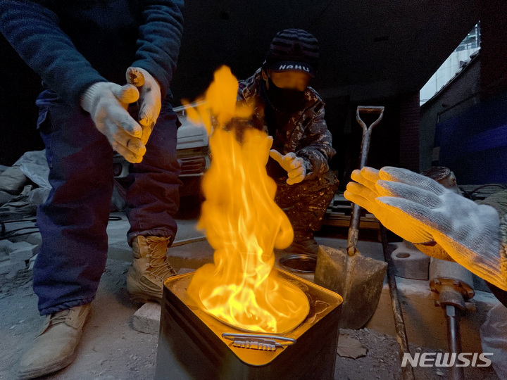 [서울=뉴시스] 김병문 기자 = 강추위가 계속되고 있는 지난 19일 오전 서울 종로구 한 주택 건설 현장에서 건설 노동자들이 불을 쬐고 있다. 2022.01.19. dadazon@newsis.com