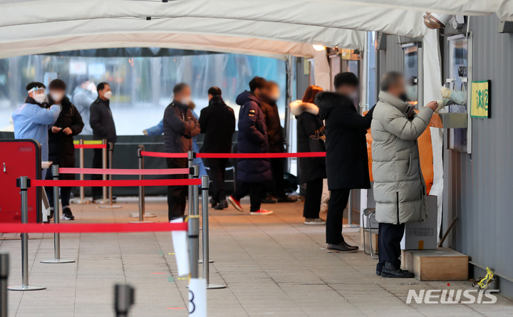 [서울=뉴시스] 배훈식 기자 = 코로나19 신규 확진자 수가 5805명으로 집계된 19일 오전 서울 중구 시청 앞 서울광장에 마련된 중구 코로나19 임시 선별진료소에서 시민들이 검사를 받고 있다. 2022.01.19. dahora83@newsis.com