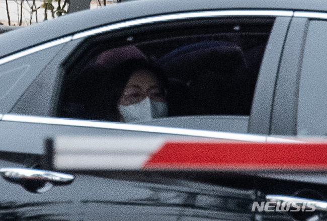 [수원=뉴시스] 김종택기자 = 뇌물수수와 직권남용권리행사방해(직권남용) 등 혐의로 불구속 기소된 은수미 성남시장이 19일 오전 경기도 수원시 영통구 수원지방법원에서 열린 첫 공판에 출석하고 있다. . 2022.01.19.jtk@newsis.com