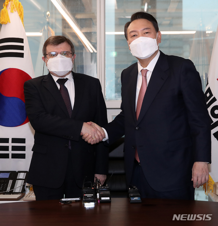 [서울=뉴시스] 전신 기자 = 윤석열 국민의힘 대선 후보가 19일 서울 여의도 당사에서 안드레이 쿨릭 주한러시아대사를 만나 악수하고 있다. (공동취재사진) 2022.01.19. photo@newsis.com