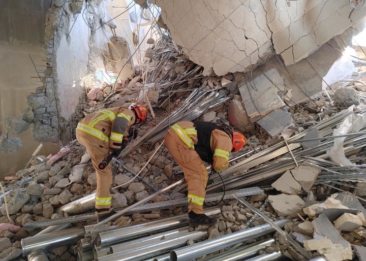 [서울=뉴시스] 광주 서구 화정동 HDC현대산업개발 아이파크 아파트 신축공사현장 붕괴 사고 9일째인 19일 소방대원들이 써치탭 및 열화상카메라를 활용해 실종자를 수색하고 있다. (사진=소방청 제공) 2022.01.19. photo@newsis.com *재판매 및 DB 금지