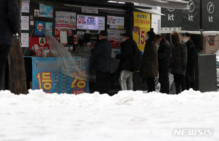 [서울=뉴시스] 고승민 기자 = 서울의 한 복권 판매점. kkssmm99@newsis.com