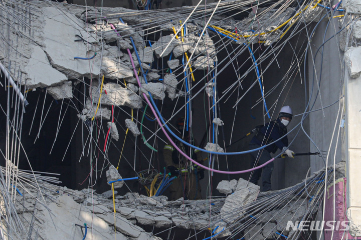 [광주=뉴시스] 권창회 기자 = 광주 서구 화정동 HDC현대산업개발 아이파크 아파트 신축공사현장 붕괴 사고 9일째인 19일 오전 관계자들이 붕괴 된 아파트 31층에서 잔재물을 치우는 작업을 하고 있다. 2022.01.19. kch0523@newsis.com
