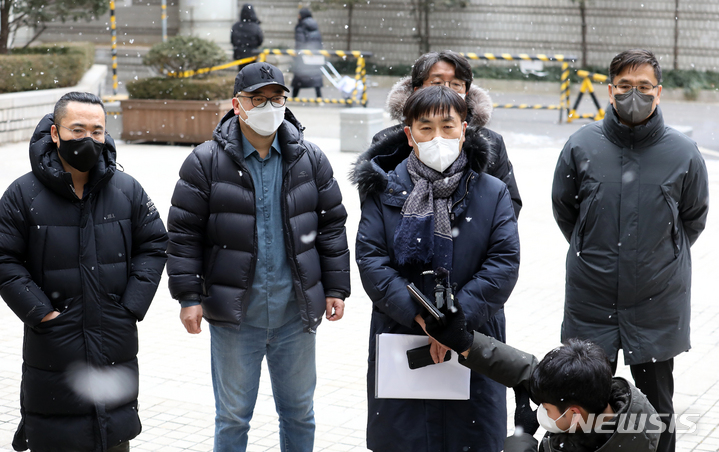 [서울=뉴시스] 조성우 기자 = 윤석열 국민의힘 대선후보의 부인 김건희 씨가 열린공감TV를 상대로 낸 방영금지 및 배포금지 가처분 사건의 심문기일이 열린 19일 오전 서울 서초구 서울중앙지방법원 앞에서 열린공감TV 강진구 기자가 기자회견을 하고 있다. 2022.01.19. xconfind@newsis.com