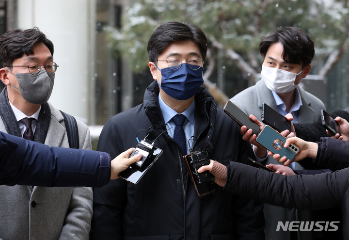 [서울=뉴시스] 조성우 기자 = 윤석열 국민의힘 대선후보의 부인 김건희 씨가 열린공감TV를 상대로 낸 방영금지 및 배포금지 가처분 사건의 심문기일이 열린 19일 오후 서울 서초구 서울중앙지방법원 앞에서 김 씨 측 홍종기 변호사가 심문을 마치고 나와 입장을 밝히고 있다. 2022.01.19. xconfind@newsis.com