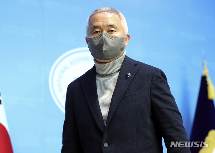 [서울=뉴시스] 최진석 기자 = 안철수 국민의당 대선 후보의 선대위 상임선거대책위원장으로 합류한 최진석 서강대 철학과 명예교수가 19일 오후 서울 국회 소통관에서 위원장 수락의 변을 밝힌 뒤 이동하고 있다. 2022.01.19. myjs@newsis.com