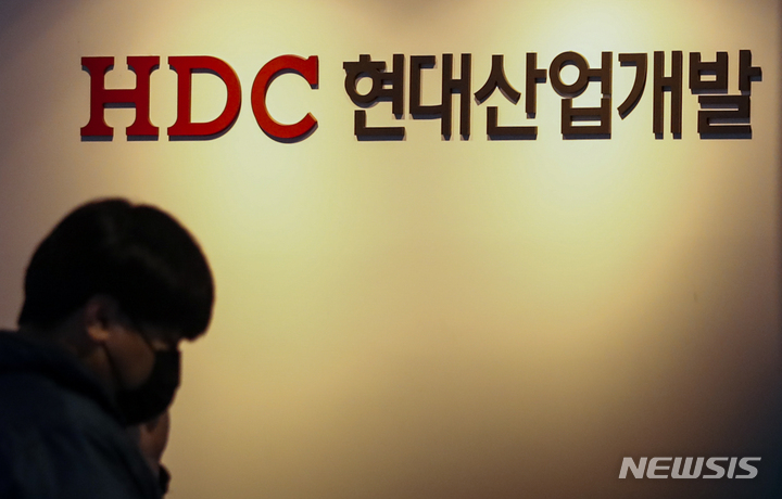 [서울=뉴시스] 정병혁 기자 = 광주 화정아이파크 외벽 붕괴 사고를 수사하고 있는 고용노동부와 경찰 관계자들이 19일 오후 서울 용산구 HDC현대산업개발 본사를 압수수색 중이다. 사진은 19일 오후 압수수색 중인 서울 용산구 HDC현대산업개발 본사의 모습. 2022.01.19. jhope@newsis.com