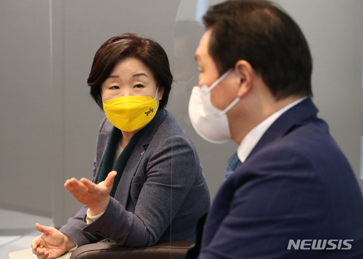[서울=뉴시스] 국회사진기자단 = 심상정 정의당 대선 후보와 최태원 대한상의 회장이 19일 서울 중구 대한상공회의소에서 열린 경제 정책 간담회에서 대화하고 있다. 2022.01.19. photo@newsis.com