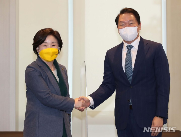 [서울=뉴시스] 국회사진기자단 = 심상정 정의당 대선 후보와 최태원 대한상의 회장이 19일 서울 중구 대한상공회의소에서 열린 경제 정책 간담회에서 악수하고 있다. 2022.01.19. photo@newsis.com