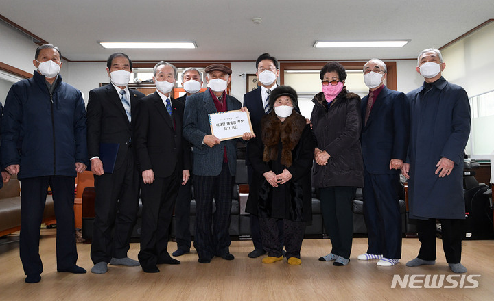 [서울=뉴시스] 국회사진기자단 = 이재명 더불어민주당 대선 후보가 19일 서울 동작구 신대방2동경로당을 방문해 전국경로당 회장단에게 '전국 경로당회장단 1천인 이재명 대통령 후보 지지 명단'을 전달 받은 후 기념촬영을 하고 있다. 2022.01.19. photo@newsis.com