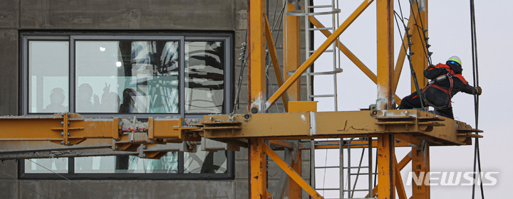 [광주=뉴시스] 권창회 기자 = 광주 서구 화정동 HDC현대산업개발 아이파크 아파트 신축공사현장 붕괴 사고 9일째인 19일 오후 붕괴 된 아파트 20층 전진 지휘소에서 소방대원들의 실루엣이 보이고 있다. 2022.01.19. kch0523@newsis.com