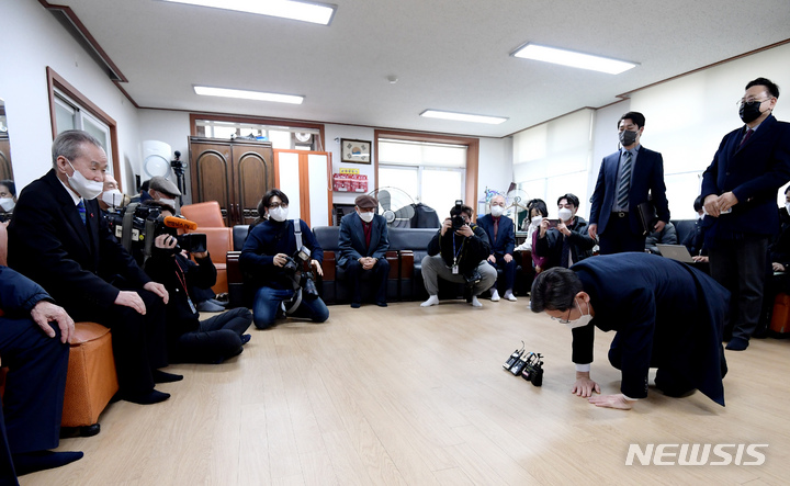 [서울=뉴시스] 국회사진기자단 = 이재명 더불어민주당 대선 후보가 19일 서울 동작구 신대방2동경로당을 방문해 전국경로당 회장단에게 새해 맞이 큰절을 하고 있다. 2022.01.19. photo@newsis.com